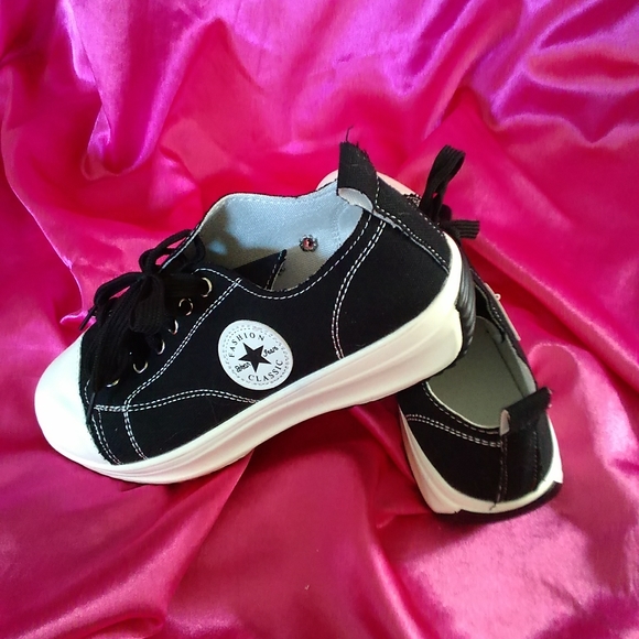 Fashion Classic Sneakers - Picture 2 of 3